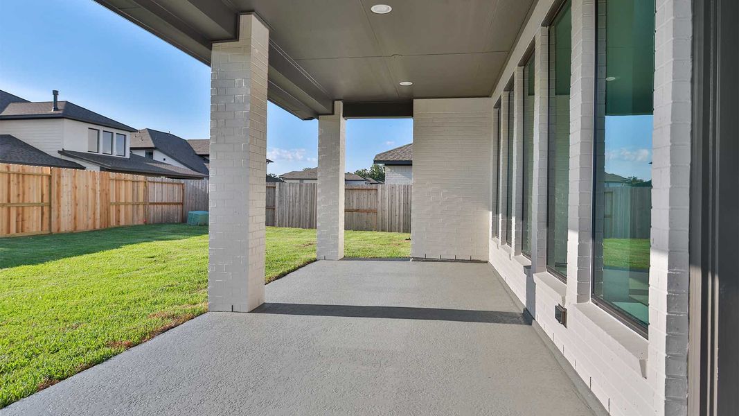 Exterior details and patio area of a home in Sienna, Missouri City (Image 3).