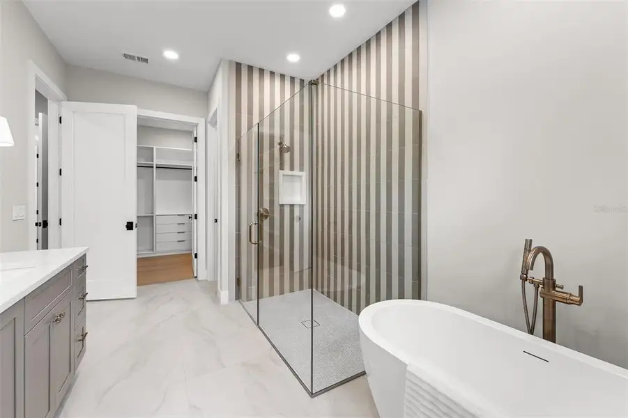 Furnished interior view inside a new home in , Orlando (Image 47).