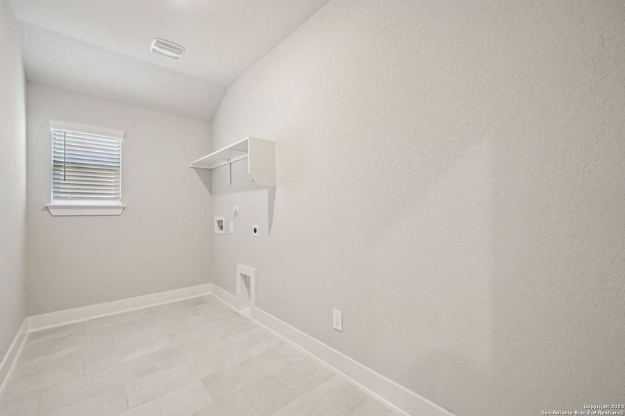 Spacious, unfurnished interior of a new home in Estancia Ranch - Classic Series, San Antonio (Image 12).