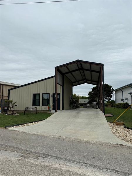 Community amenities in , Whitney (Image 16).