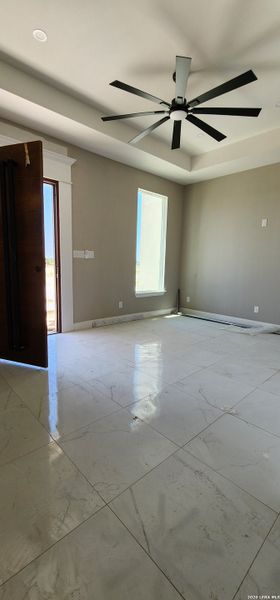 Spacious, unfurnished interior of a new home in , Eagle Pass (Image 5).