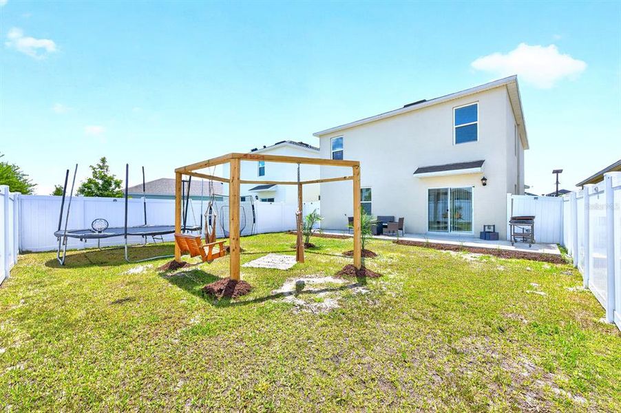 Exterior details and patio area of a home in Magnolia Pointe, Umatilla (Image 4).