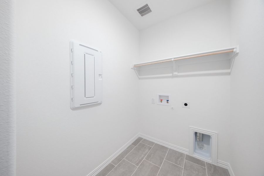Spacious, unfurnished interior of a new home in Verandah, Royse City (Image 16).