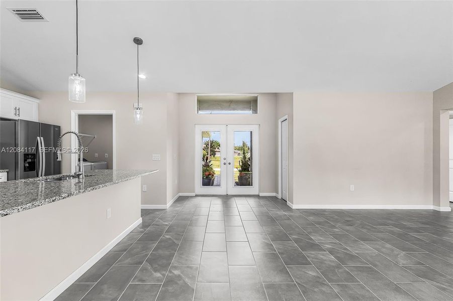 Spacious, unfurnished interior of a new home in , Cape Coral (Image 12).