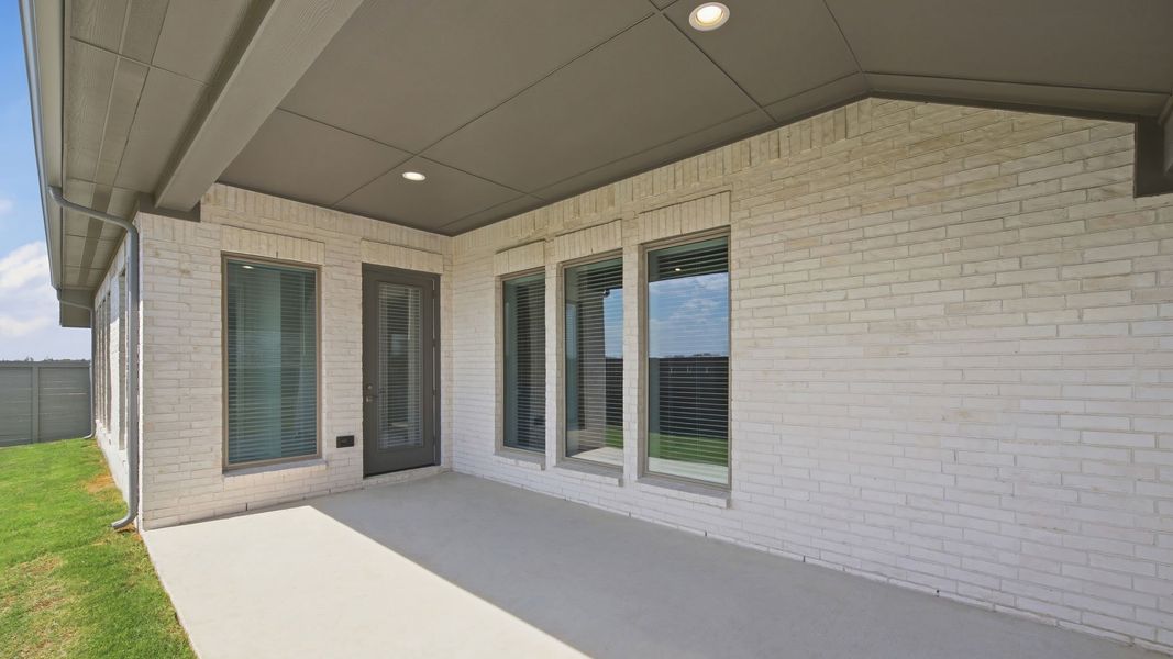 Exterior details and patio area of a home in Landmark, Denton (Image 4).
