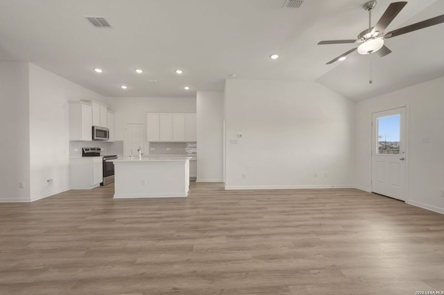 Spacious, unfurnished interior of a new home in Meadows at Clear Springs, New Braunfels (Image 36).
