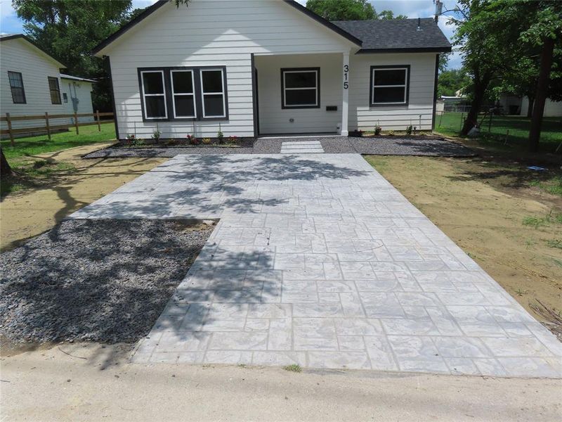 Exterior details and patio area of a home in , Wills Point (Image 4).