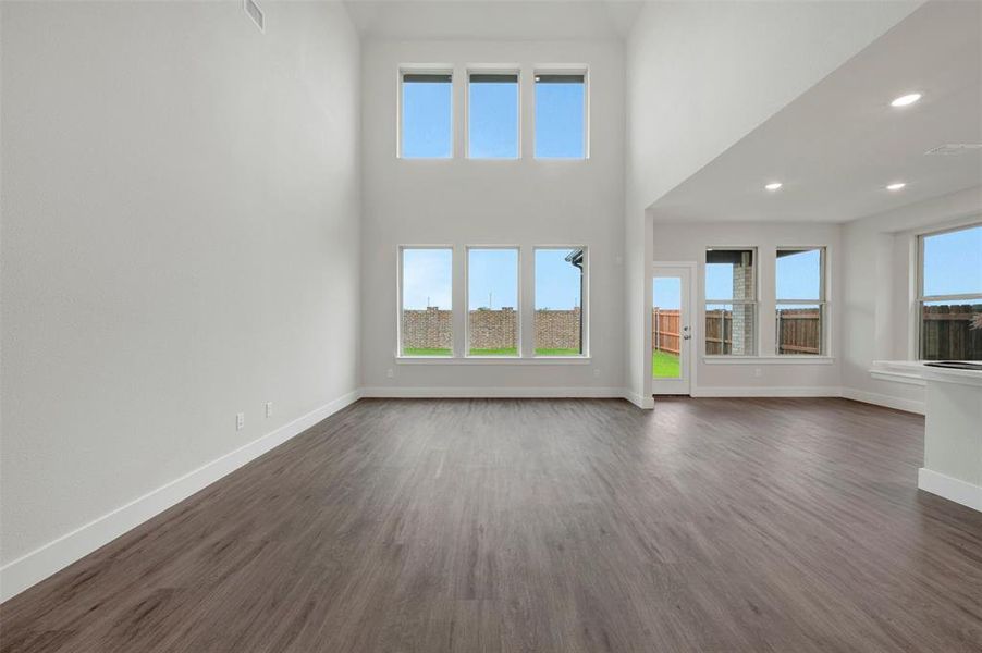 Spacious, unfurnished interior of a new home in Chaparral Park, Oak Point (Image 35).