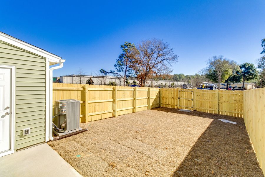 Exterior details and patio area of a home in Astoria, Columbia (Image 18).