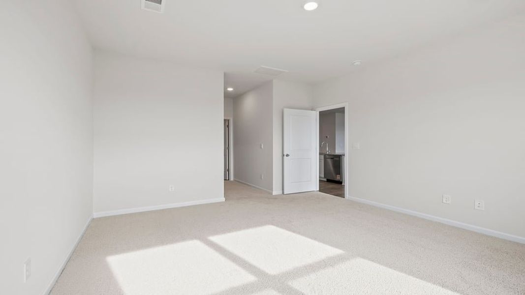 Spacious, unfurnished interior of a new home in Woodglen, Piedmont (Image 26).