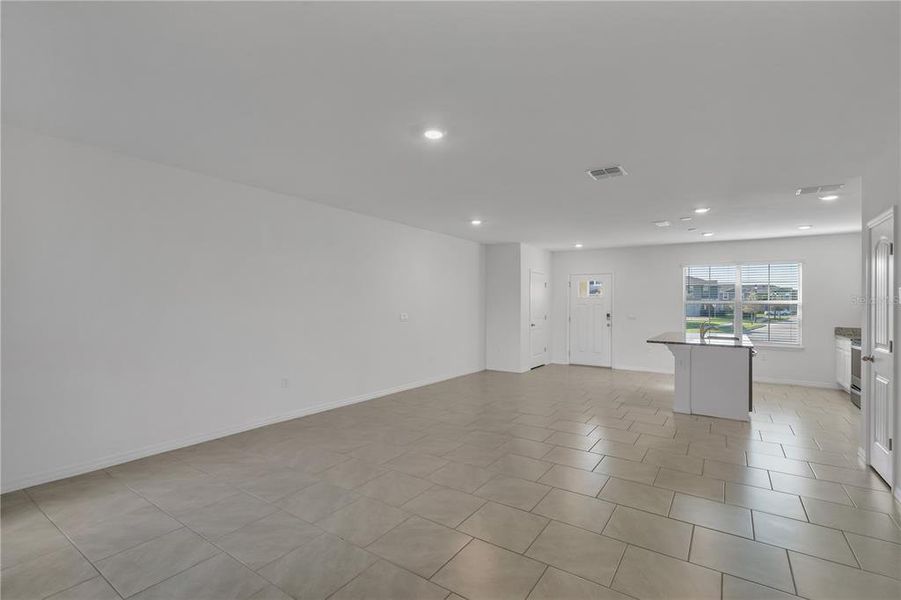 Spacious, unfurnished interior of a new home in , Winter Garden (Image 23).