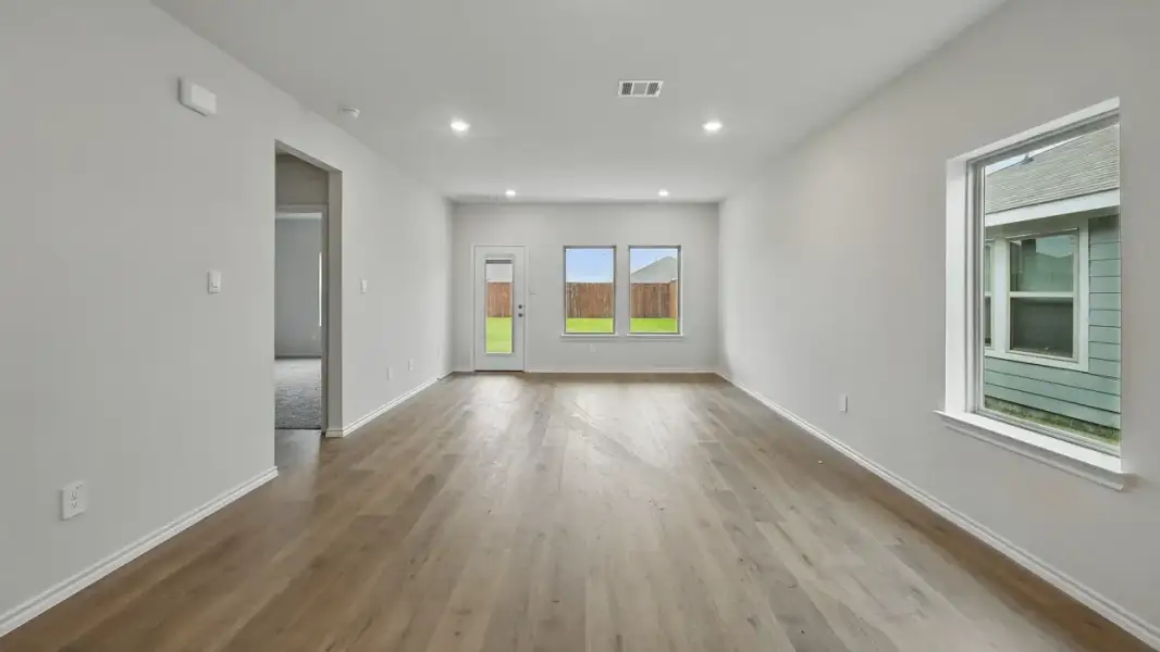 Spacious, unfurnished interior of a new home in Wildcat Ranch, Crandall (Image 28).