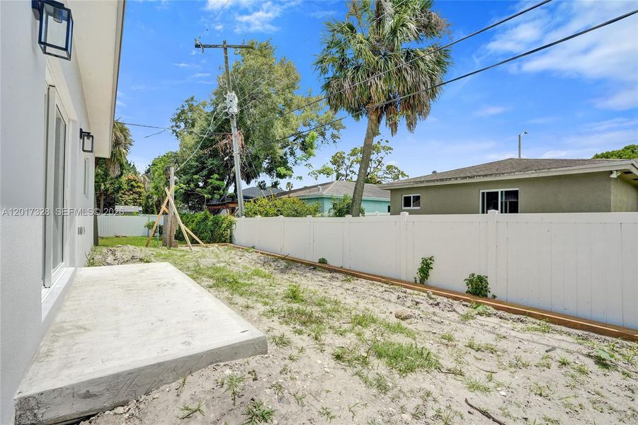 Exterior details and patio area of a home in , Fort Lauderdale (Image 3).