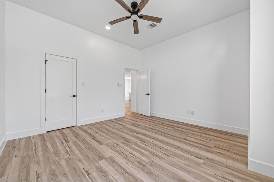Spacious, unfurnished interior of a new home in , Conroe (Image 24).