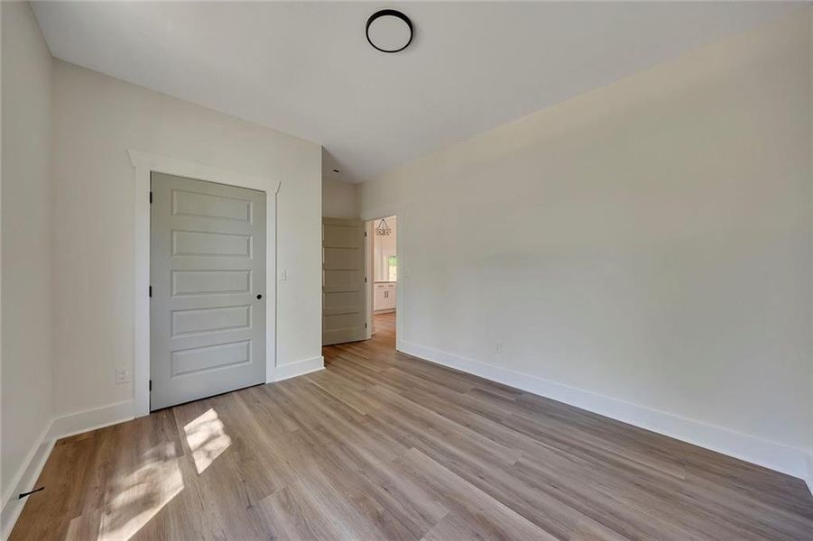 Spacious, unfurnished interior of a new home in , Silver Creek (Image 11).