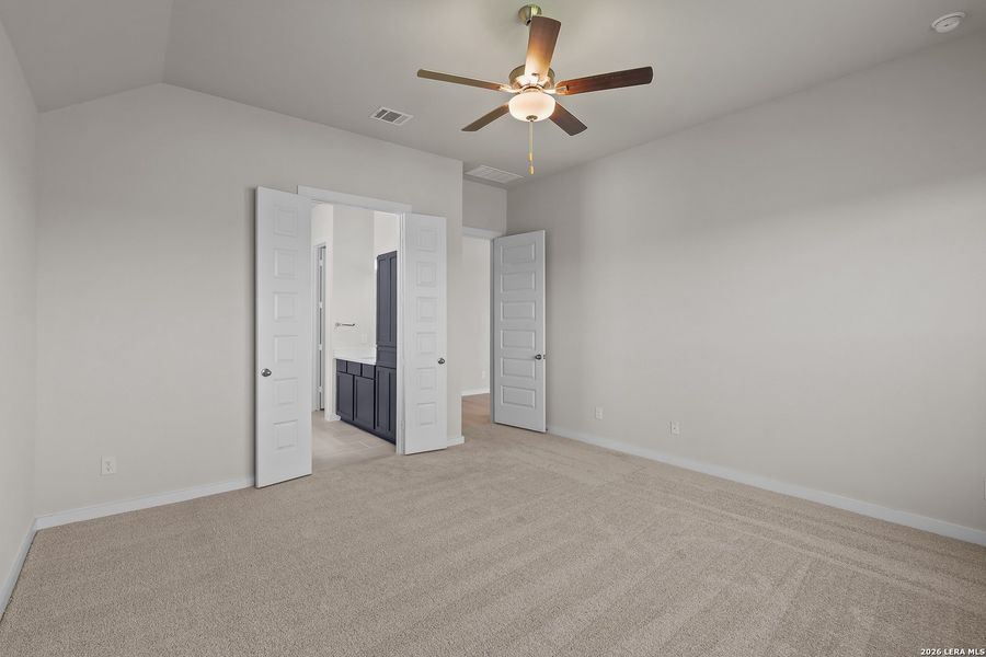 Spacious, unfurnished interior of a new home in Buffalo Crossing, Cibolo (Image 34).