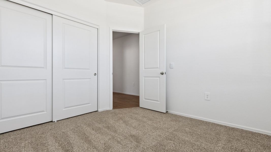 Spacious, unfurnished interior of a new home in Rio Rancho Estates, Wittmann (Image 12).