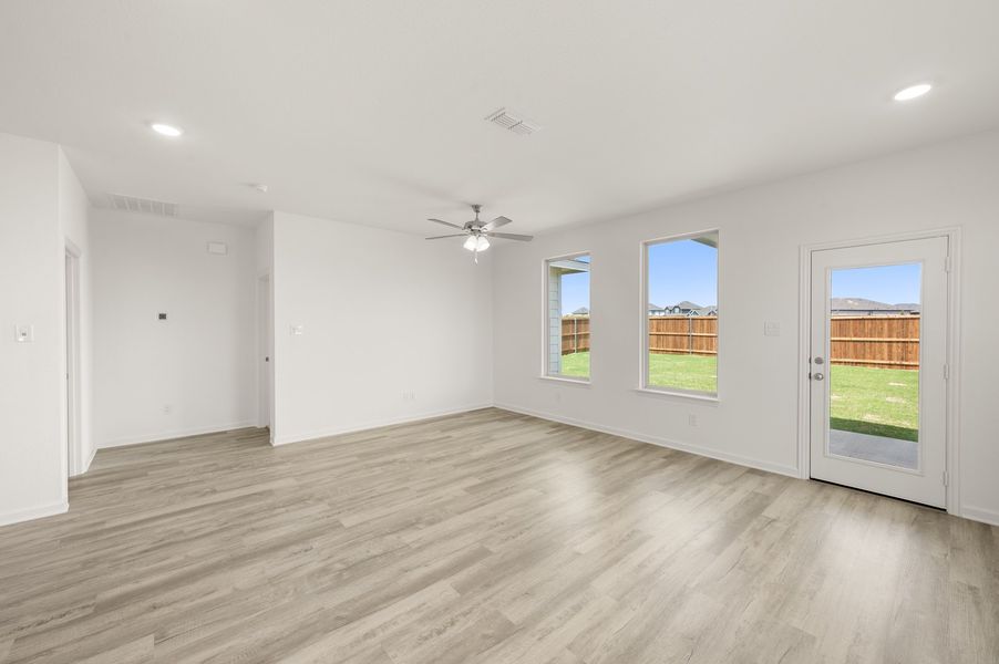 Spacious, unfurnished interior of a new home in Burgess Meadows, Cleburne (Image 16).