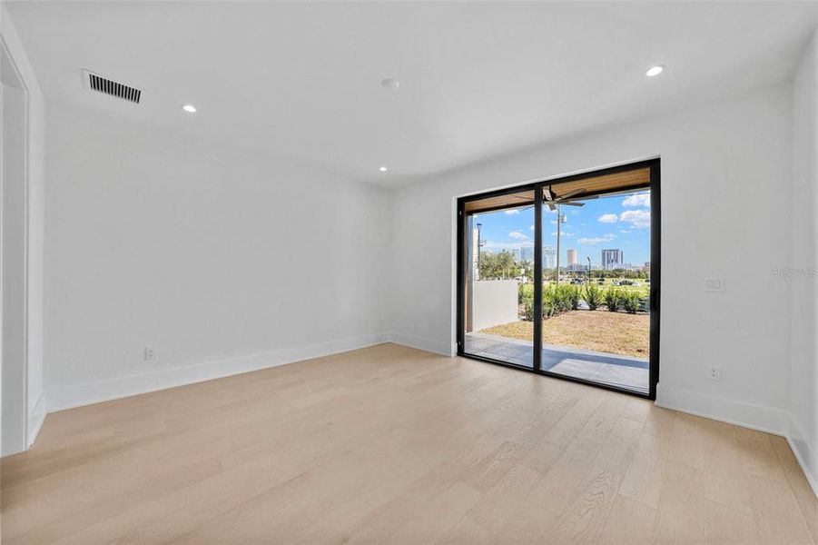 Spacious, unfurnished interior of a new home in , Tampa (Image 23).