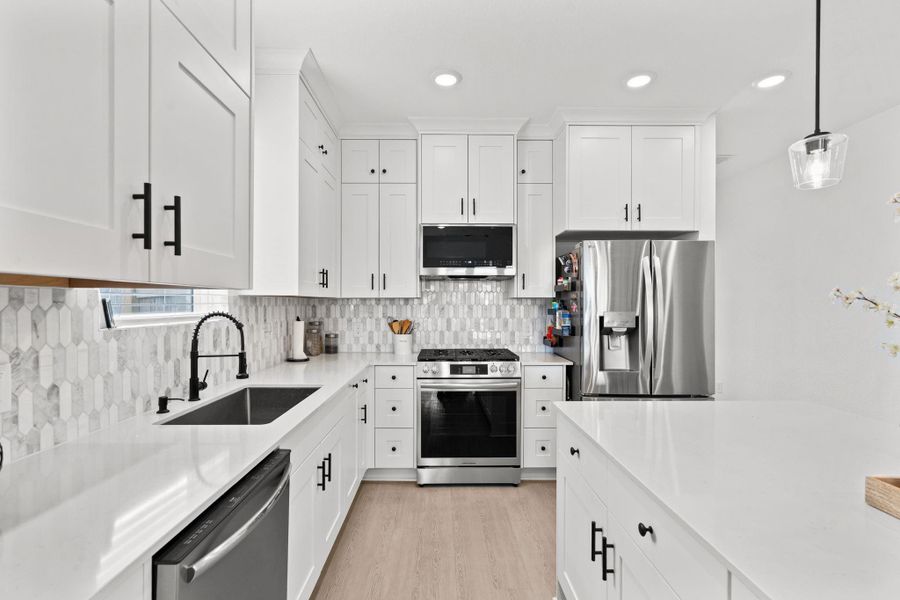 Furnished interior view inside a new home in Lago Mar, Texas City (Image 41).