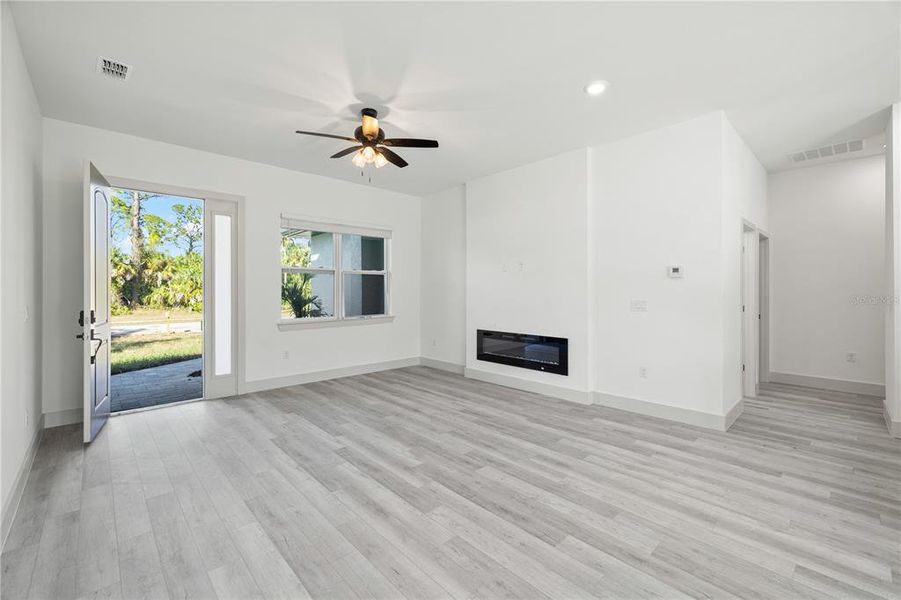 Spacious, unfurnished interior of a new home in , Port Charlotte (Image 19).