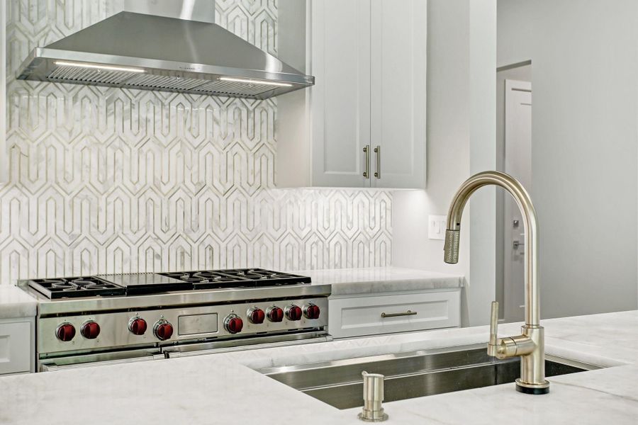 Elegant designer accent wall. This wonderful Wolf stove has 6 burners, a grill and double ovens. Elegant designer accent wall. This wonderful Wolf stove has 6 burners, a grill and double ovens.