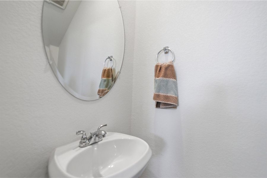 Representative interior finishes for a home built from the Kahn by CastleRock Communities in Municipal Drive Townhomes, Leander (Image 19).