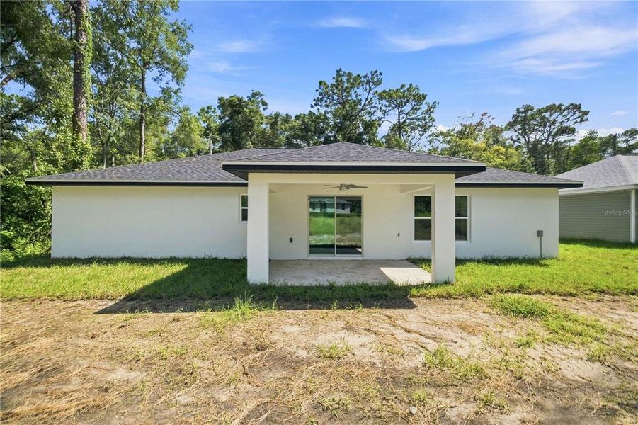 Exterior details and patio area of a home in , Dunnellon (Image 4).