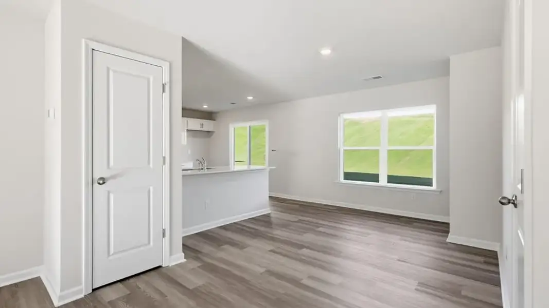 Spacious, unfurnished interior of a new home in Cedar Gap, Fountain Inn (Image 16).