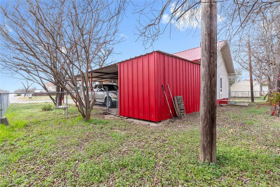 Exterior details and patio area of a home in , Brownwood (Image 18).