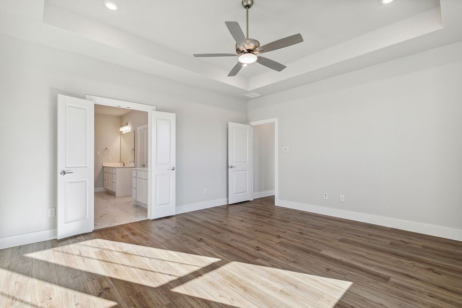 Spacious, unfurnished interior of a new home in Dove Hollow, Waxahachie (Image 23).