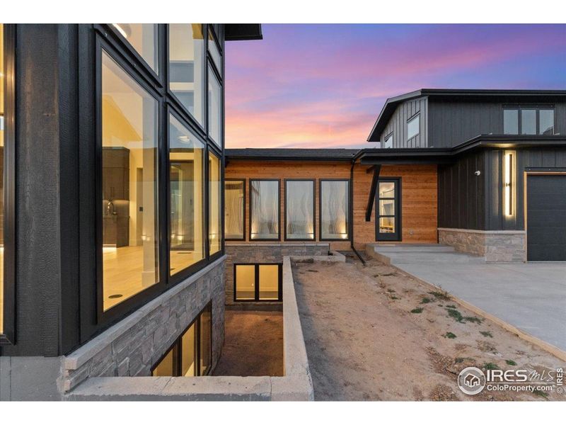 Unique atrium styly LARGE window well