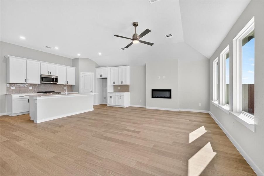 Spacious, unfurnished interior of a new home in Hickory Hill, Sherman (Image 14).
