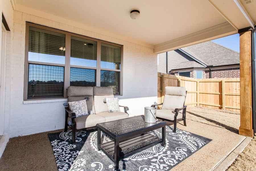 Representative exterior details of a home built from the Bentley by Grant & Co in Manor at Hall Creek, Arlington (Image 4).