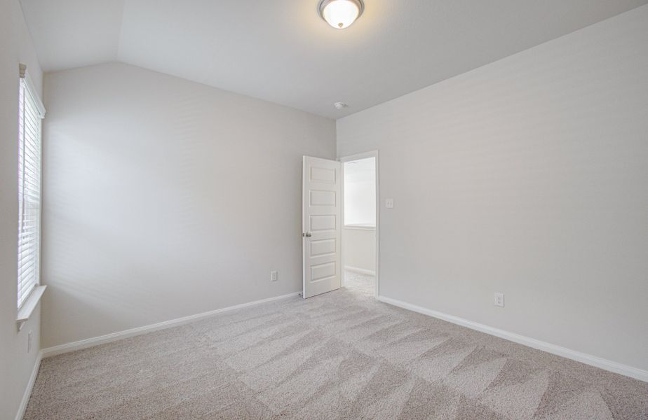 Spacious, unfurnished interior of a new home in Aldine Pines, Houston (Image 38).