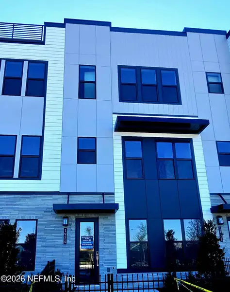 Condo located in Jacksonville, FL showcasing its design and architecture (Image 3).