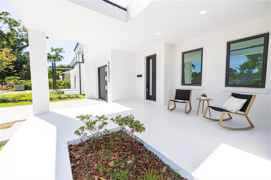 Exterior details and patio area of a home in , St. Petersburg (Image 29).