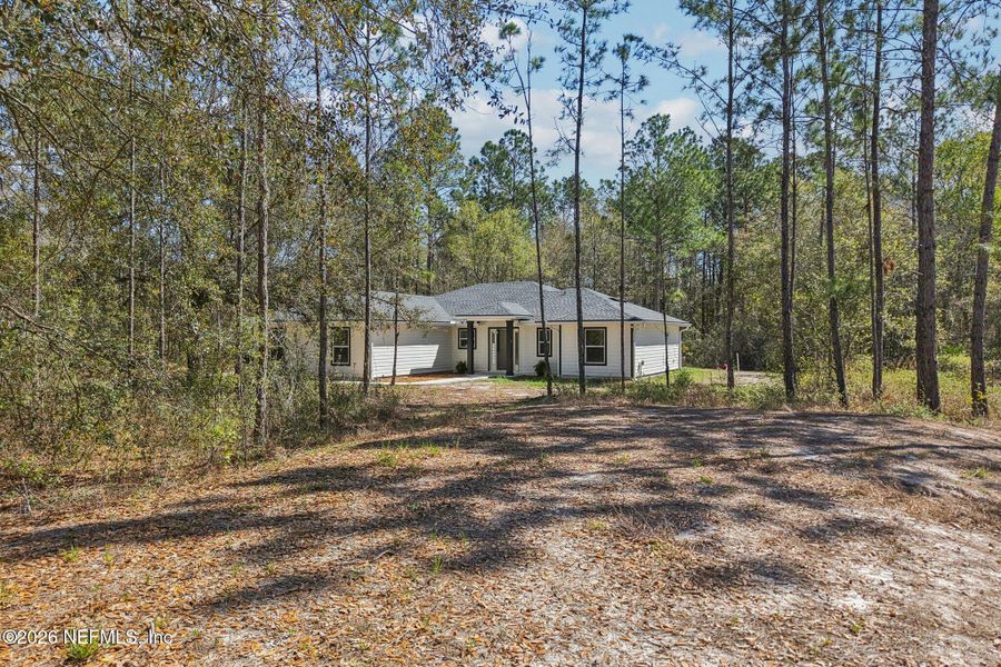 Exterior details and patio area of a home in , Middleburg (Image 27).