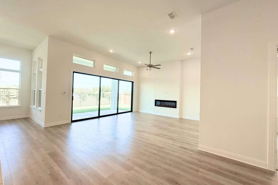 Spacious, unfurnished interior of a new home in Polo Ridge, Mesquite (Image 10).