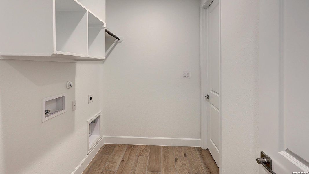 Spacious, unfurnished interior of a new home in Ladera, San Antonio (Image 26).