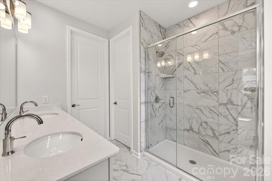 Walk-in shower with tiled walls Walk-in shower with tiled walls