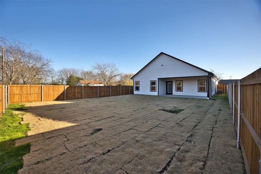 Exterior details and patio area of a home in , Whitewright (Image 4).
