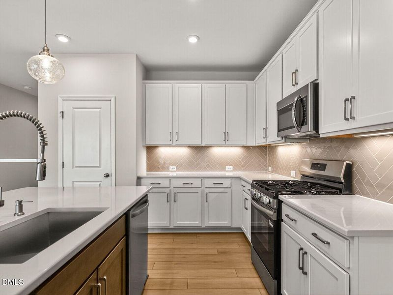 020-1280x960-kitchen