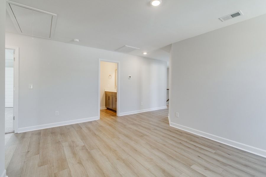 Spacious, unfurnished interior of a new home in Pebble Branch, Chapin (Image 36).