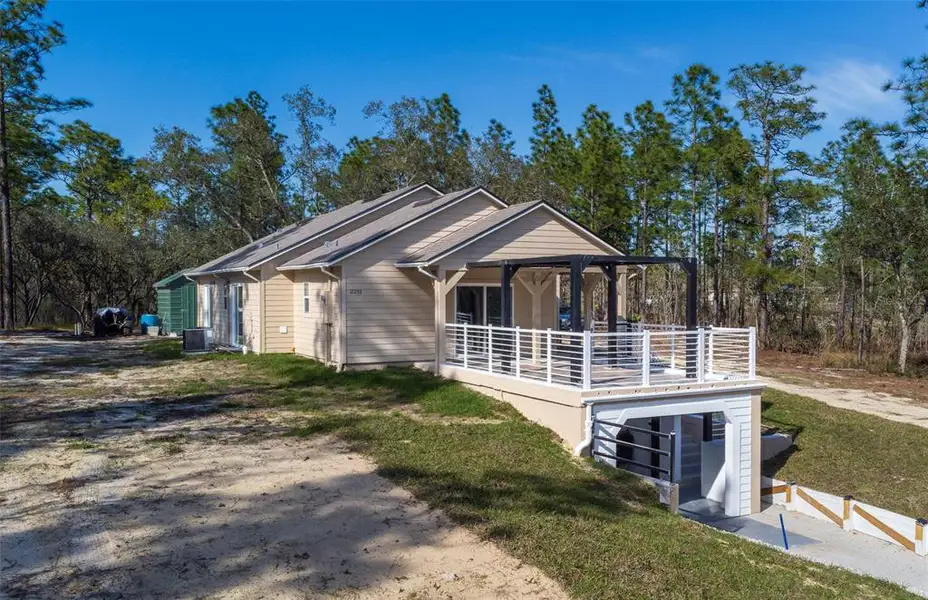 Exterior details and patio area of a home in , Dunnellon (Image 4).