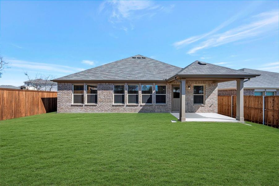 Exterior details and patio area of a home in Sanderos, Fort Worth (Image 4).
