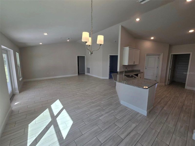 Spacious, unfurnished interior of a new home in Port Charlotte, Port Charlotte (Image 8).