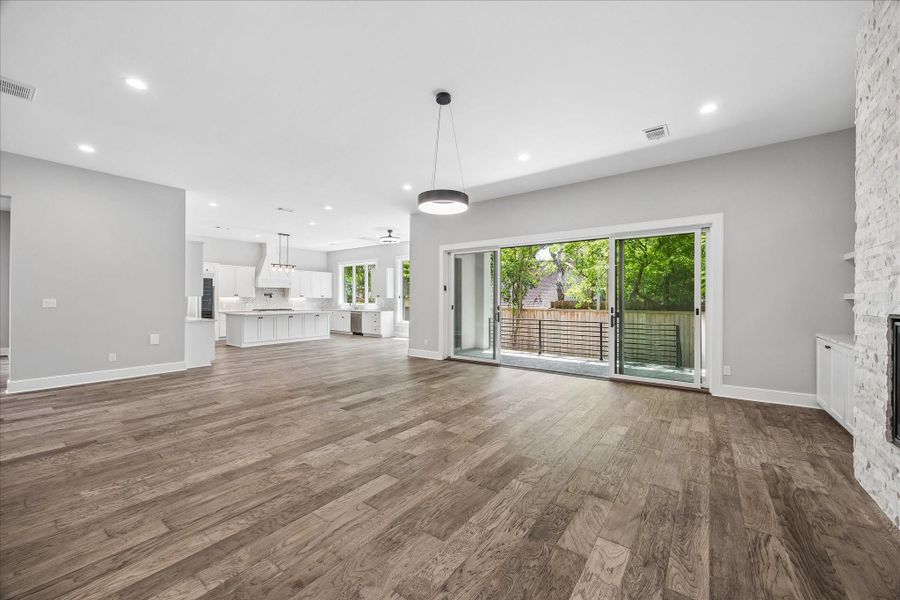 Spacious, unfurnished interior of a new home in , Houston (Image 24).