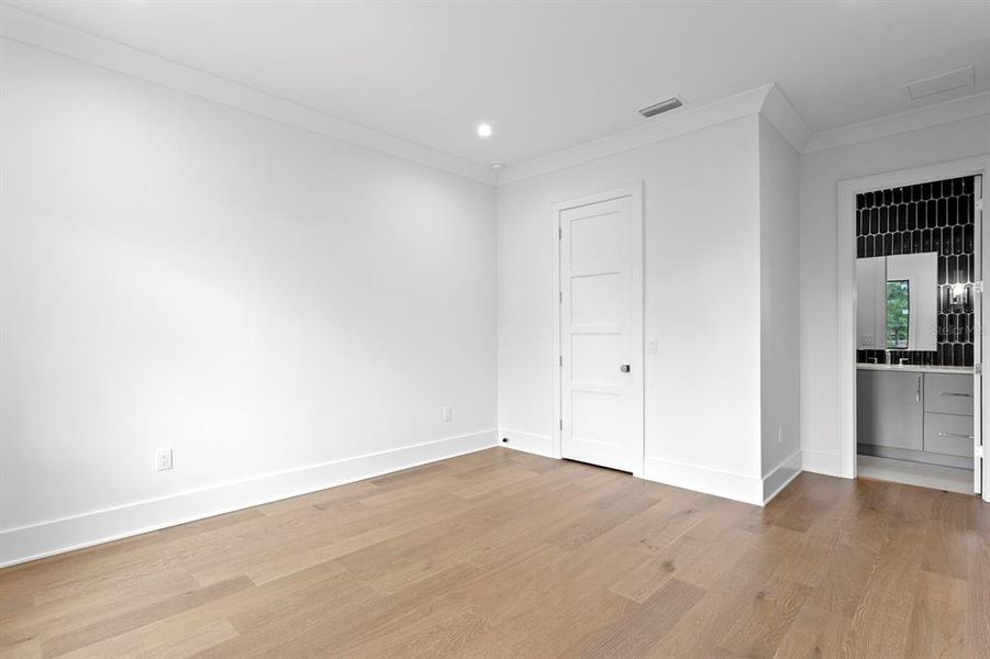 Spacious, unfurnished interior of a new home in , Tampa (Image 27).
