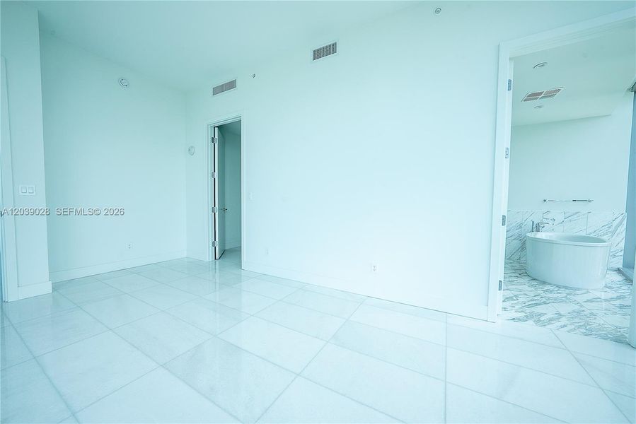 Spacious, unfurnished interior of a new home in , Miami (Image 11).